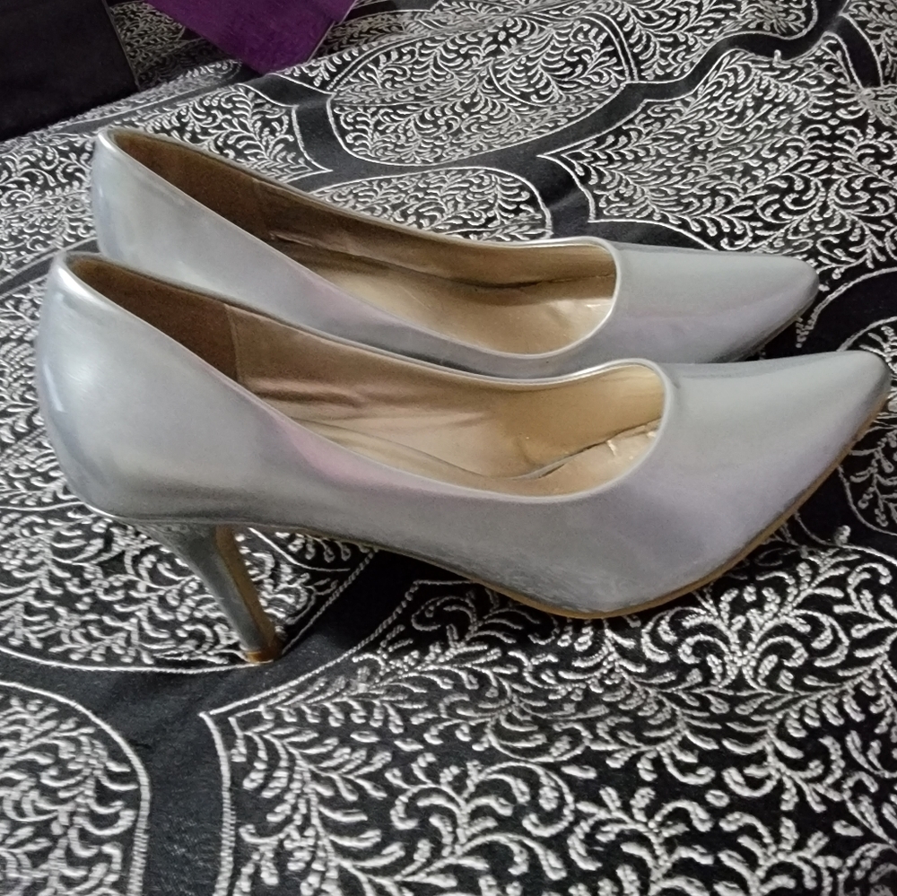 Silver Heels - Picture 2 of 3